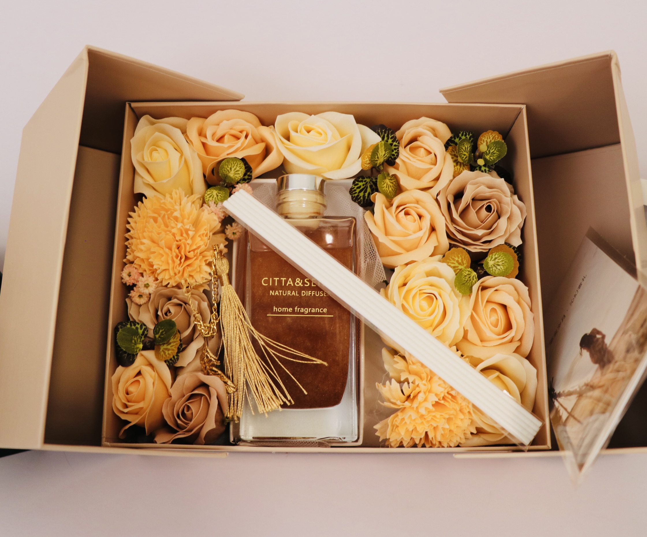 Gilt Aromatherapy Flower Gift Box (150ml) - Image 3